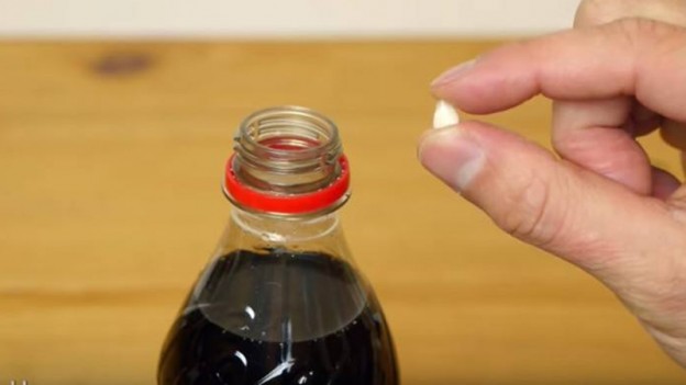 METTE UN DENTE DENTRO ALLA COCA COLA. ECCO COSA SUCCEDE DOPO SOLO UNA SETTIMANA - 03/03/2017