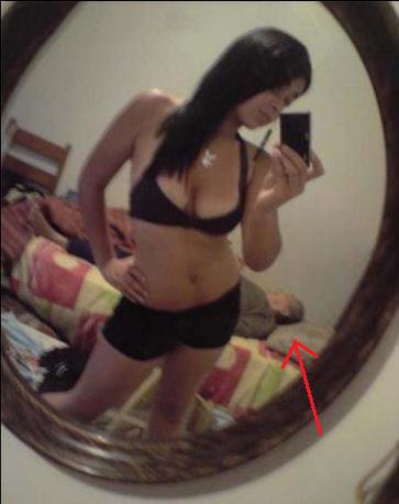 SI PROPRIO TE VOI FOTOGRAFA' IN MODO SEXY... ALMENO ACCERTATE DE CHI TE CIRCONDA !! - 04/03/2012