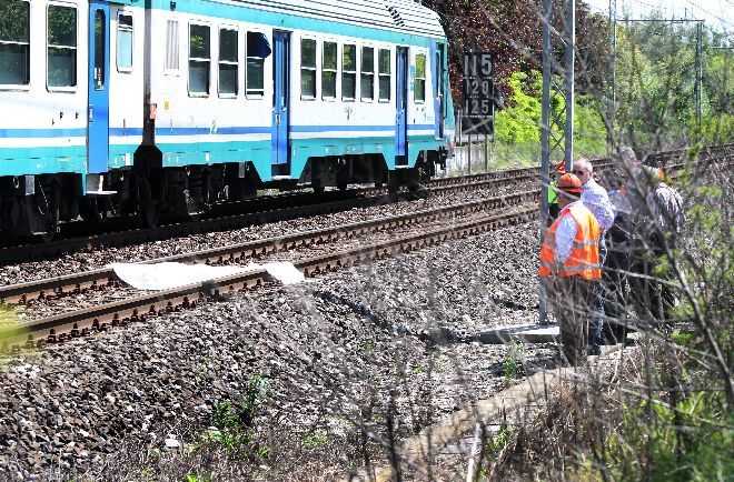 TRENO INVESTE E UCCIDE 2 BIMBI: LA FOLLA BRUCIA VIVO IL CAPOSTAZIONE - VIDEO - 27/02/2013