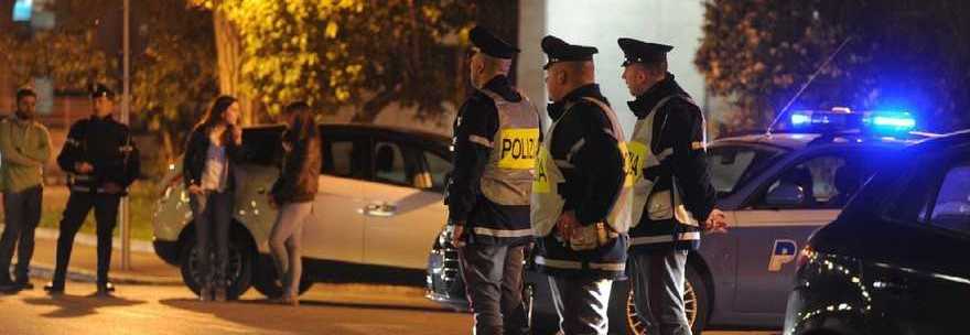 ROMA, IN 50 ACCERCHIANO GLI AGENTI PER DIFENDERE L'AMICO AGGRESSORE - 26/09/2013