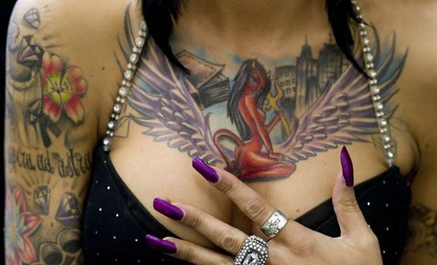 LA MODA DEL MOMENTO: 'TUTTE PAZZE PER IL ''TITTOOING'' - 29/09/2013