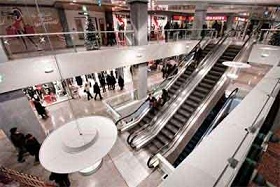 BAMBINO DI 4 ANNI CADE DA UNA SCALA MOBILE DEL CENTRO COMMERCIALE ''LA ROMANINA'': È GRAVE - 28/02/2014