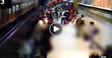 STUDENTE SPINTO PER ''GIOCO'' SUI BINARI DELLA METRO DAGLI AMICI UBRIACHI - VIDEO - 07/04/2014