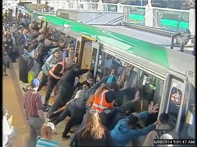 PASSEGGERI ''SOLLEVANO'' IL TRENO PER LIBERARE UN UOMO RIMASTO INCASTRATO - 06/08/2014
