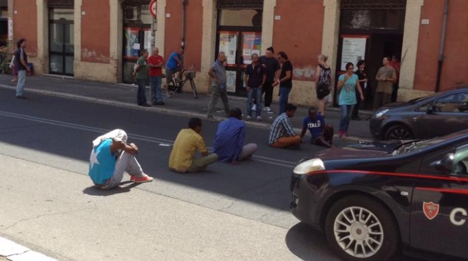CLANDESTINI BLOCCANO LA STRADA: VOGLIONO LO STIPENDIO DA ''PROFUGO'' - 02/09/2014