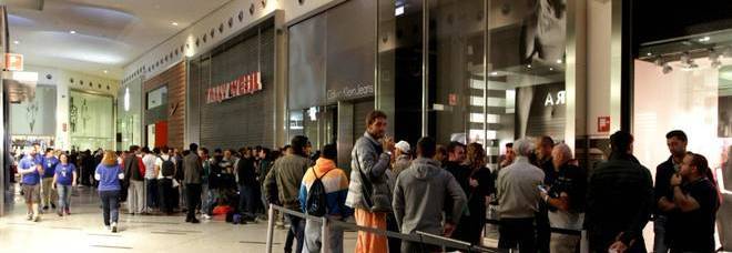 IPHONE DAY IN TUTTA ITALIA: A RUBA IL 'PLUS'. LUNGHE CODE A ROMA, MILANO E NAPOLI - 26/09/2014