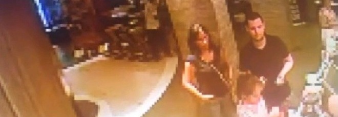 INVESTE I VIGILI CHE MULTAVANO LE AUTO E FUGGE: CACCIA ALL'UOMO A ROMA - 08/10/2014