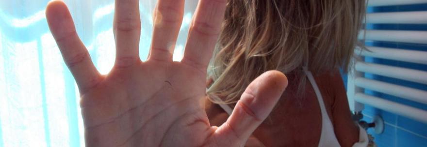 INCINTA, SI È SUICIDATA. ARRESTATI SORELLA E COGNATO: LUI LA VIOLENTAVA E FILMAVA TUTTO - 08/10/2014