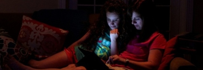 DORMIRE CON LO SMARTPHONE O IL TABLET SOTTO CARICA FA INGRASSARE: ECCO PERCHÉ - 25/11/2014