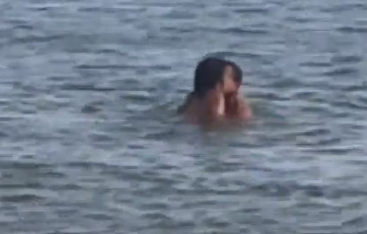 FANNO L'AMORE IN MEZZO AL MARE: COPPIA FOCOSA RIMANE INCASTRATA E FINISCE AL PRONTO SOCCORSO - 14/10/2014