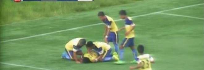 SEGNA UN GOL E FESTEGGIA CON UNA CAPRIOLA: CALCIATORE MUORE A 23 ANNI - VIDEO - 20/10/2014