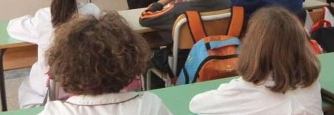 BIDELLO DI 59 ANNI PALPEGGIA E BACIA UNA BIMBA DELLE ELEMENTARI NEL BAGNO DELLA SCUOLA - 10/03/2015