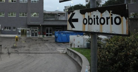RICONOSCE IL CADAVERE DEL FRATELLO E LO FA SEPPELLIRE. POI L'INCREDIBILE SCOPERTA - 11/03/2015