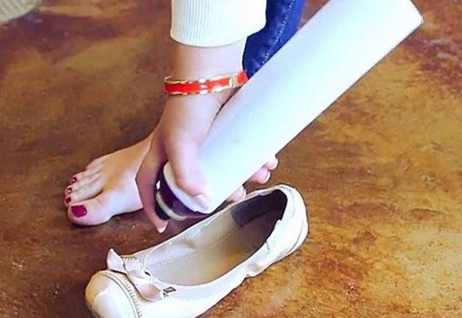 PRIMA DI INDOSSARE LE SCARPE VAPORIZZA UN PO' DI LACCA: IL MOTIVO E' GENIALE - 18/05/2017