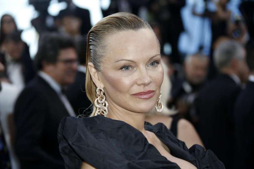 LA FAMOSISSIMA ATTRICE HA UNA FACCIA NUOVA: E' IRRICONOSCIBILE. AVETE CAPITO DI CHI SI TRATTA? - 23/05/2017