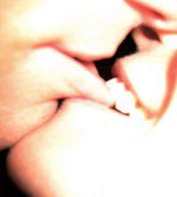 Er significato del bacio: Si te morde le labbra - 20/04/2012