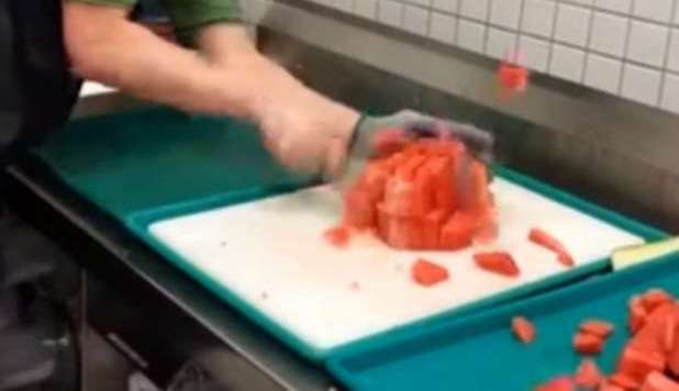 AFFETTA UN'ANGURIA IN 21 SECONDI, IL VIDEO FA BOOM SUL WEB - GUARDA - 03/05/2013