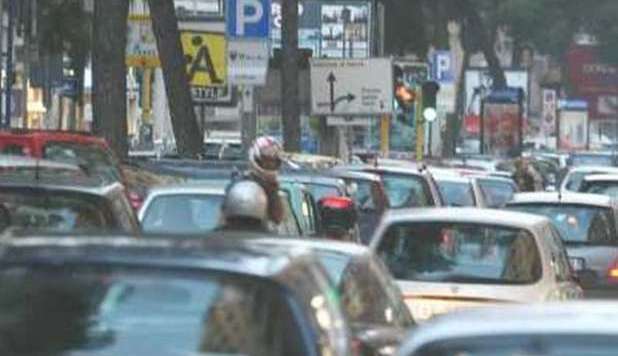MALTEMPO A ROMA, TRAFFICO IN TILT: INCIDENTI E CODE FINO A 5 CHILOMETRI - 06/05/2013