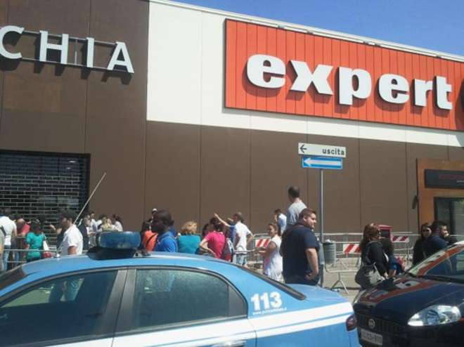 APRE IL NUOVO CENTRO COMMERCIALE: RESSA E FERITI PER IPHONE E TV A 200 EURO - 09/05/2013