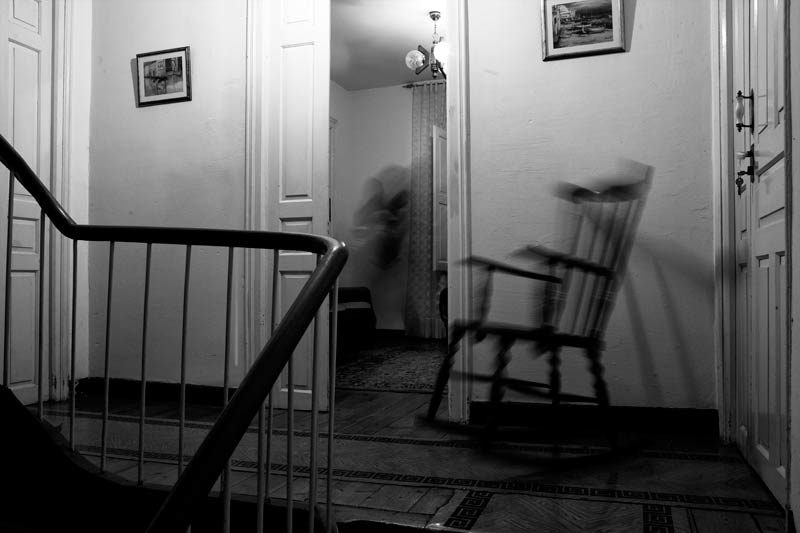 TELECAMERE IN CASA PER SCOPRIRE I FANTASMI: E BECCA LA COMPAGNA A LETTO CON IL FIGLIO - 21/05/2013