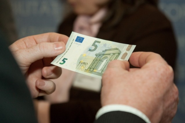 Le nuove banconote da 5 euro non funzionano nei distributori automatici - 22/05/2013