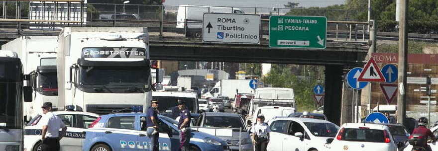 TIBURTINA, TIR INCASTRATO SOTTO AL PONTE: CHIUSE LE RAMPE DEL GRA, TRAFFICO IN TILT -FOTO - 26/09/2013