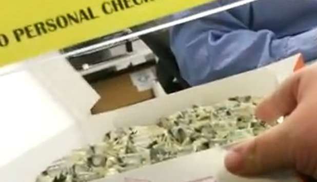 MULTATO DALLA POLIZIA PROTESTA PAGANDO CON 137 ORIGAMI DA UN DOLLARO - 15/09/2012