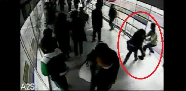 RAPINA IL CELLULARE A UNA DONNA: MENTRE FUGGE VIENE INVESTITO DA UN PULLMAN - VIDEO - 31/07/2013