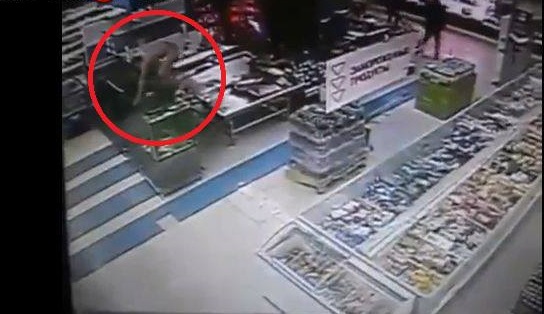 Nudo nel centro commerciale si tuffa nella vasca delle aragoste - VIDEO - 27/05/2013
