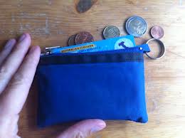 TROVA NOVEMILA EURO IN UN MARSUPIO: CHIAMA LA POLIZA E LI RESTITUISCE - 16/09/2013