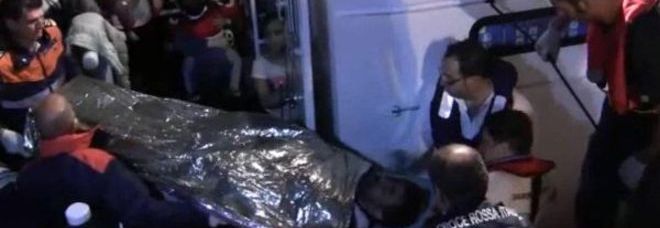 TRAGEDIA IN MARE: 50 VITTIME. LE LACRIME DEI SOCCORRITORI: ''IL MARE PIENO DI MORTI'' - 03/10/2013