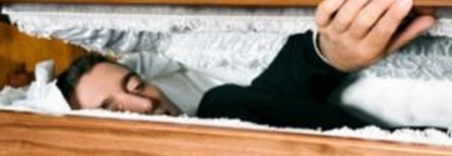LO CREDEVANO MORTO, MA LUI SI RISVEGLIA: 28ENNE ''TORNA IN VITA'' DURANTE IL FUNERALE - 08/10/2013