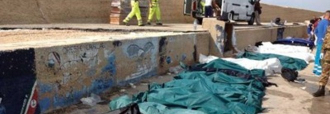 AFFONDA UN BARCONE CON 400 MIGRANTI A LARGO DI LAMPEDUSA. RECUPERATI GIA' DIVERSI MORTI - 12/05/2014
