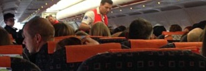 TERRORE SUL VOLO EASYJET LONDRA-NAPOLI: VUOTO D'ARIA, PANICO E FERITI. HOSTESS BATTE LA TESTA E SVIENE - 04/09/2014