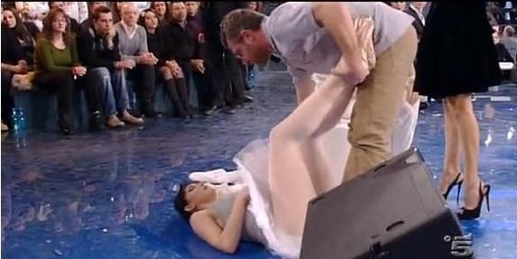 ATTACCO CARDIACO PER BARBARA D'URSO DURANTE LE PROVE DI 'POMERIGGIO 5': E' GRAVE - 01/04/2016