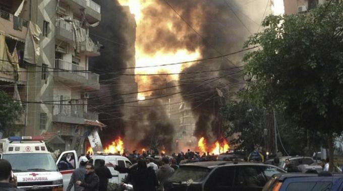 FORTE ESPLOSIONE FUORI DAL PARLAMENTO: AUTOBOMBA ALL'INGRESSO, MOLTE LE VITTIME TRA I POLITICI - 01/04/2016