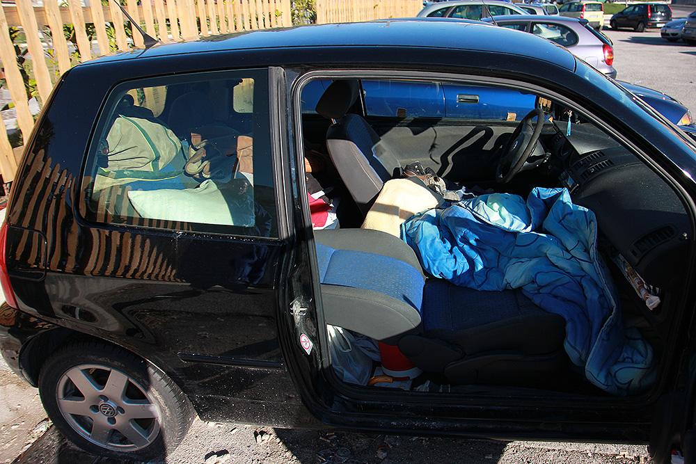 SENZA GAMBE VIVE IN AUTO: I VIGILI CHIAMANO IL CARRO ATTREZZI PER MANDARLO VIA - 11/02/2016