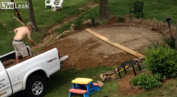 GUARDATE QUEST'UOMO COSA E' RIUSCITO A CREARE NEL SUO GIARDINO IN UN SOLO FINE SETTIMANA - VIDEO - 03/08/2014