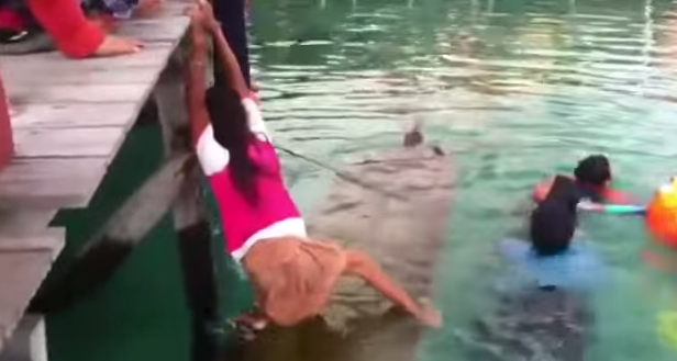 PERSONE AFFONDANO CON LA CANOA, SALVATE DA UNA BAMBINA DI OTTO ANNI - VIDEO - 07/08/2014