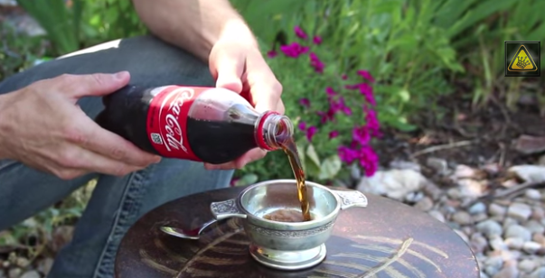 VOLETE FARE UNO SCHERZO AGLI AMICI CON LA COCA-COLA CHE SI AUTOCONGELA? ECCO COME FARE - VIDEO - 01/09/2014
