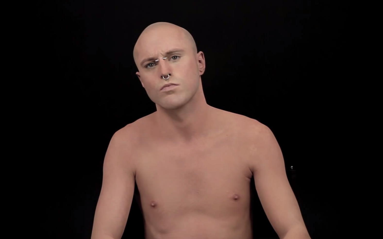 POTRESTE CREDERE CHE QUESTO UOMO E' IL PIU' TATUATO DEL MONDO ? - VIDEO - 31/05/2014