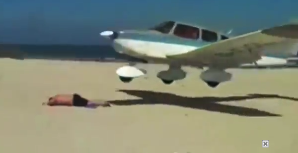 UN AEREO PERDE QUOTA E RISCHIA DI TRAVOLGERE UN UOMO CHE DORME SULLA SPIAGGIA - VIDEO SHOCK - 31/07/2014