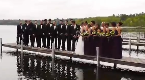 MATRIMONIO ROVINATO: IL PONTILE CEDE DURANTE LA FOTO DI GRUPPO E TUTTI CADONO IN ACQUA - VIDEO - 31/07/2014