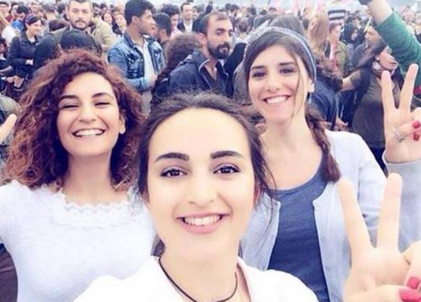 ''IO STO BENE, LA RAGAZZA DIETRO DI ME E' MORTA''. TRAGEDIA ALLA FESTA: L'ULTIMO SELFIE E POI... - 21/07/2015