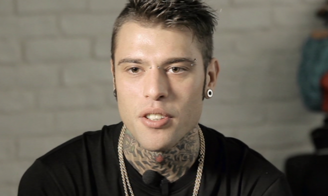 FEDEZ IRRICONOSCIBILE NELLE FOTO DI NATALE. IL RAPPER APPARE SCONVOLTO IN MEZZO ALLE FAN - 29/12/2014
