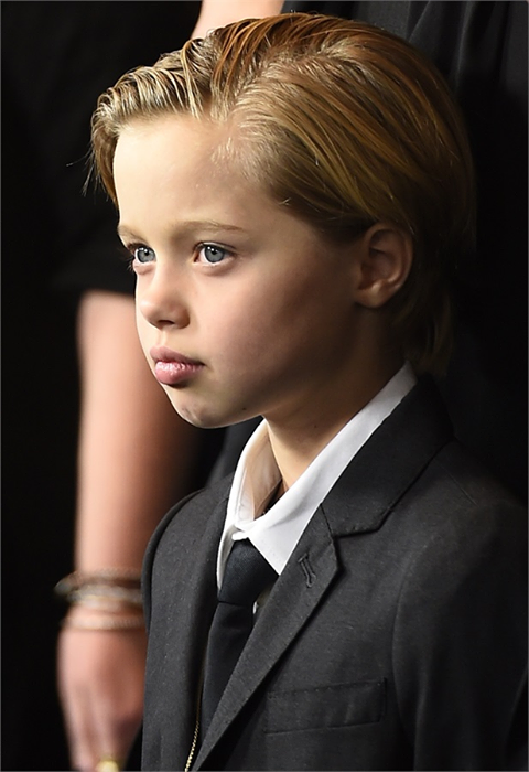 L'AVEVAMO LASCIATA COSI', VESTITA DA MASCHIETTO. OGGI LA FIGLIA DDI BRAD PITT E ANGELINA JOLIE TORNA A STUPIRE. ECCO COME LA RITROVIAMO - 22/05/2017