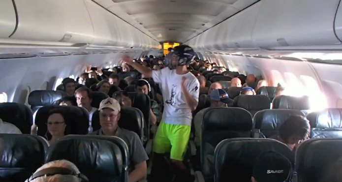 Rischia di trasformarsi in tragedia un Flash Mob organizzato a bordo di un aereo - VIDEO - 02/03/2013