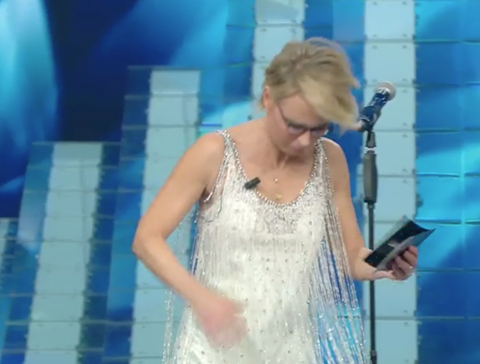 SANREMO 2017: IMBARAZZO PER MARIA DE FILIPPI. ECCO COSA E' SUCCESSO ALLA CONDUTTRICE DURANTE LA TRASMISSIONE - 07/02/2017
