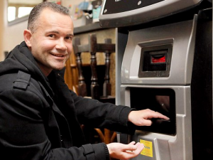 Si paga università e matrimonio vincendo alle slot machine - 13/11/2012