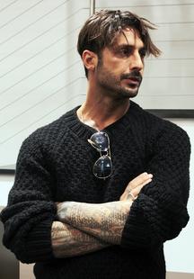 FABRIZIO CORONA RIESCE A COMUNICARE DAL CARCERE - ECCO COME - 04/04/2013